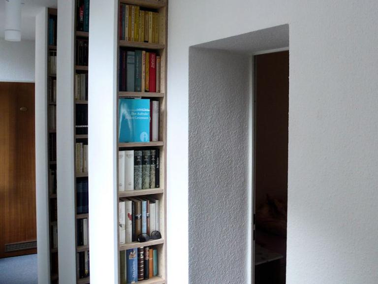 "Mit der Regal-Idee von Wohnnatur konnte ich Platz im Flur für meine Bücher nutzen, ohne ihn optisch zu überladen" Frau Köth aus Frankfurt