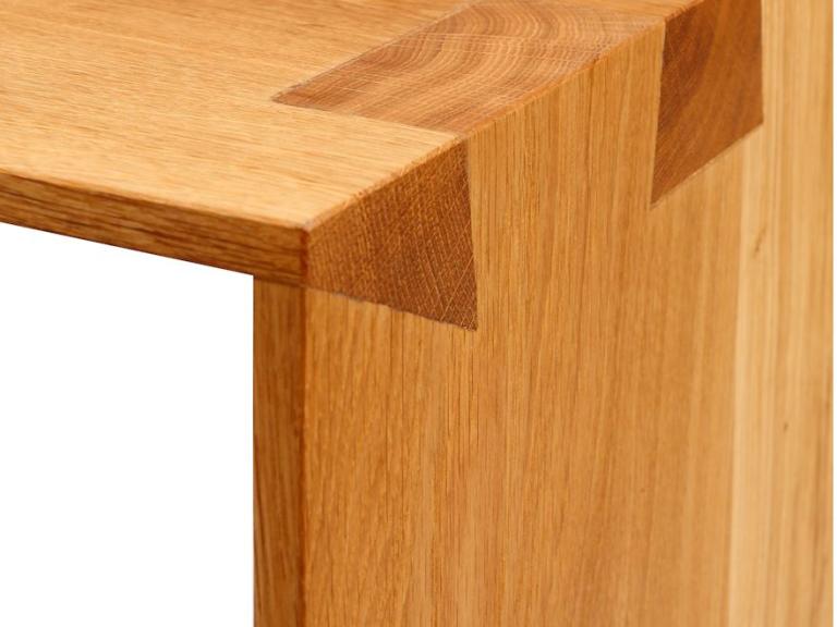 Achte auf jedes Detail - Hier:  Kontrast zwischen massiver, starker Tischplatte und filigraner Kante