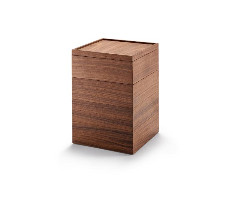 Holzwürfel im Nachttischformat: Die Nussbaum-Box mit jeder Menge Innenleben macht überall eine gute Figur